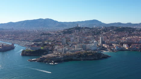 Gran-Vista-Aérea-De-Viaje-De-La-Ciudad-Vieja-De-Marsella-Mar-Mediterráneo-Soleado